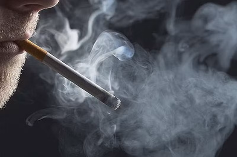 Sử dụng thuốc lá. Thuốc lá chứa khoảng 40 chất độc hại gây ra các loại ung thư nguy hiểm, trong đó có ung thư môi. Thậm chí, khi bạn sử dụng xì gà, hút thuốc bằng tẩu hoặc thuốc lá nhai thì nguy cơ ung thư môi vẫn không có chiều hướng thay đổi.