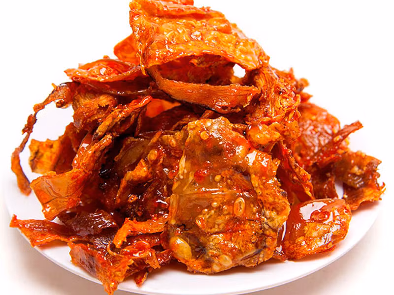 Nếu sốt ruột dùng bếp ga hoặc bếp lửa để chế biến, mực sẽ không ngon vì gia vị dễ bị khô cứng, không ngấm đều vào từng thớ thịt.