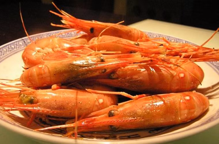 Tôm say rượu. Tôm say rượu là món ăn thú vị của cánh mày râu Trung Quốc bởi sự tươi ngon, nóng hổi và hương vị đậm đà. Một vài người lựa chọn thưởng thức tôm sống ngay khi chúng trở nên say mềm vì được ướp trong rượu mạnh. Tuy nhiên, hầu hết mọi người tìm cách làm chín chúng.
