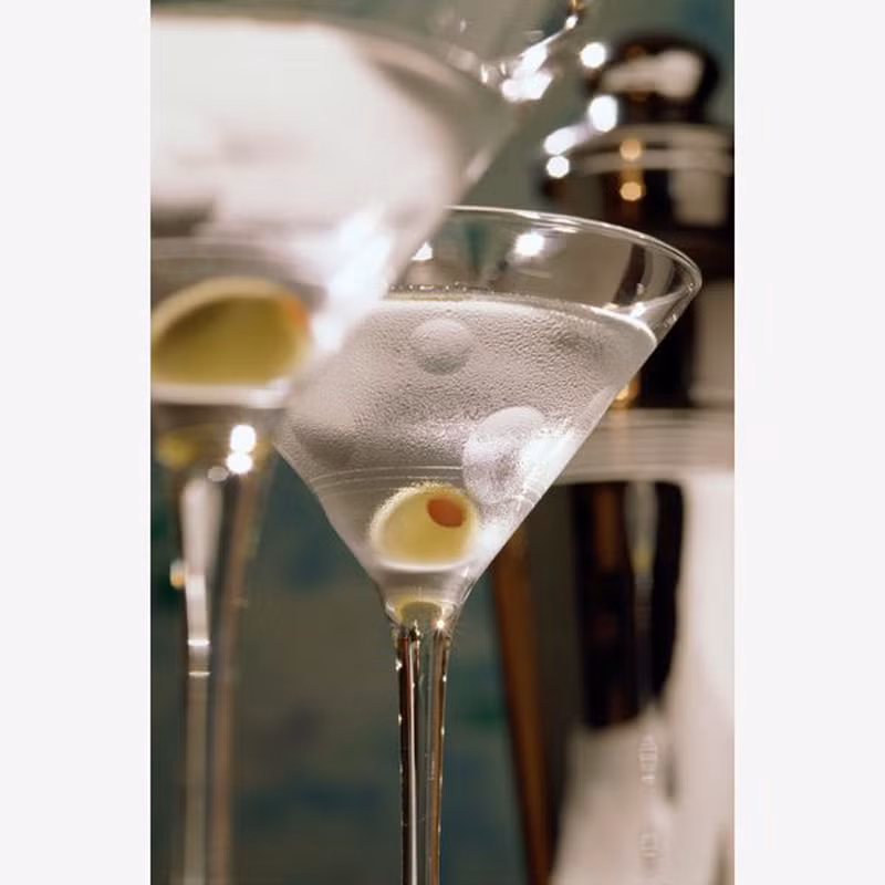 Martini. Có nhiều công thức khác nhau để sáng tạo nên martini. Nhìn chung, đến cuối những năm 1800, martini chủ yếu được chế biến từ một nửa gin và vermouth. Dần dà, lượng gin được tăng lên trong khi vị vermouth bị cắt giảm. Martini có thể được biến tấu cùng với vỏ chanh, ô liu hoặc thậm chí là ớt.