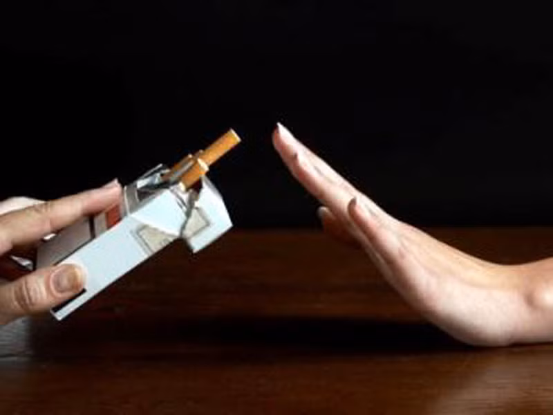 Ngừng hút thuốc lá. Hút thuốc lá được xem là cách nhanh nhất để đầu độc cơ thể bạn. Nguyên nhân bắt nguồn từ vô số chất độc hại có trong thuốc lá. Chúng cũng được xem là một trong những yếu tố hàng đầu gây ung thư phổi, ung thư miệng cùng các vấn đề về tim mạch.