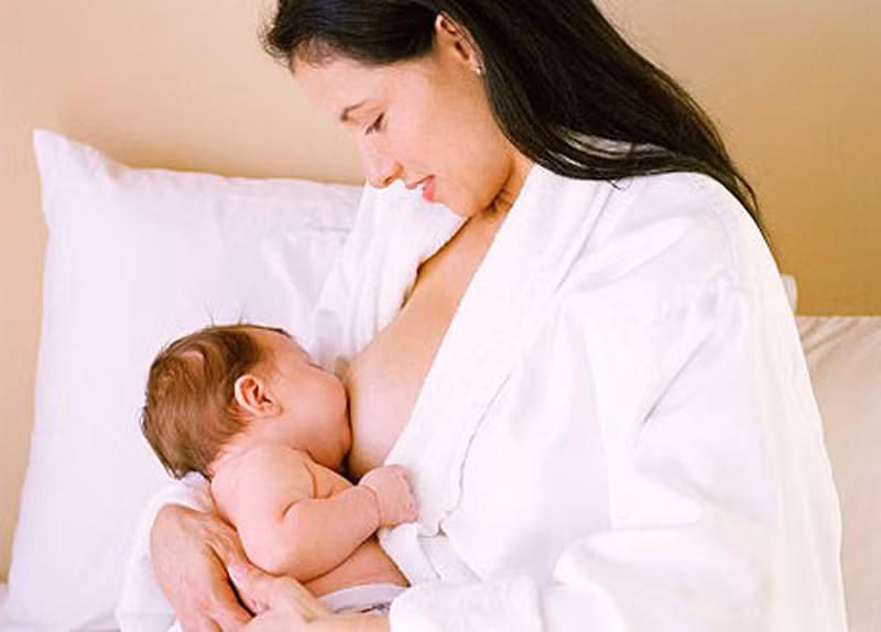 Nuôi con bằng sữa mẹ. Người ta cho rằng cho con bú làm giảm mức độ của kích thích tố liên quan đến bệnh ung thư trong máu của người mẹ. Các tế bào bị hư hỏng có thể dẫn đến ung thư sẽ được cơ thể đào thải khi cho con bú.