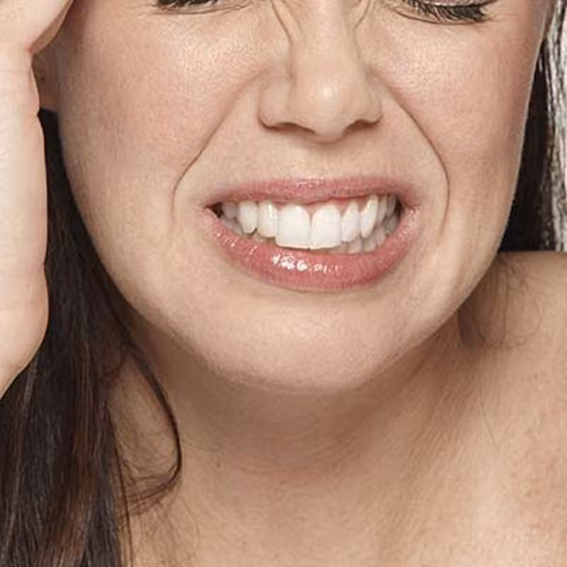  Nghiến răng. Đôi khi, nghiến răng đơn giản xuất phát từ việc hàm răng của bạn mọc lệch. Tuy nhiên, những người trong trạng thái căng thẳng thần kinh, tức giận thái quá, thiếu hụt chất dinh dưỡng, mất nước hoặc lạm dụng thuốc cũng dễ có tật nghiến răng.