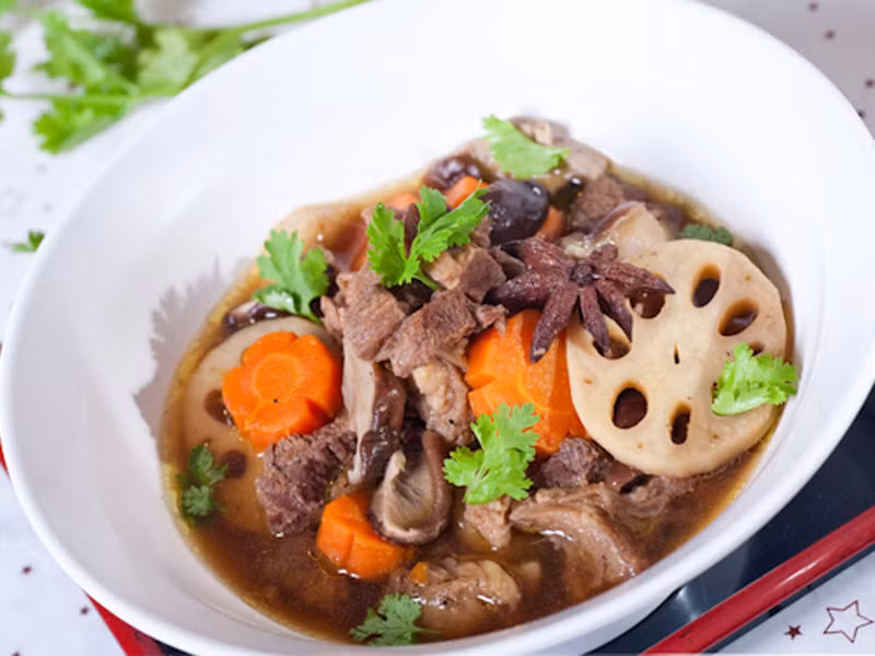 Hoặc món bò hầm củ sen thơm ngon khó cưỡng.