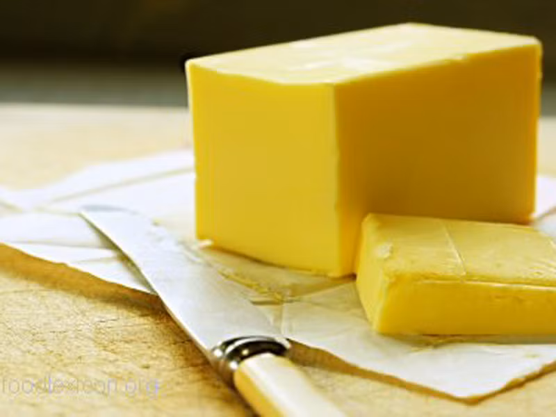 Nhiều bà mẹ ngại chế biến món khoai tây rán chiêu đãi cả nhà bởi chúng mất thời gian, dễ dính vào chảo. Tuy nhiên, trước khi rán, bạn để khô chảo, tráng qua một lớp bơ rồi mới cho dầu ăn vào đun sôi. Thực hiện đúng thao tác, bạn hoàn toàn có thể yên tâm về những lát khoai nguyên vẹn.