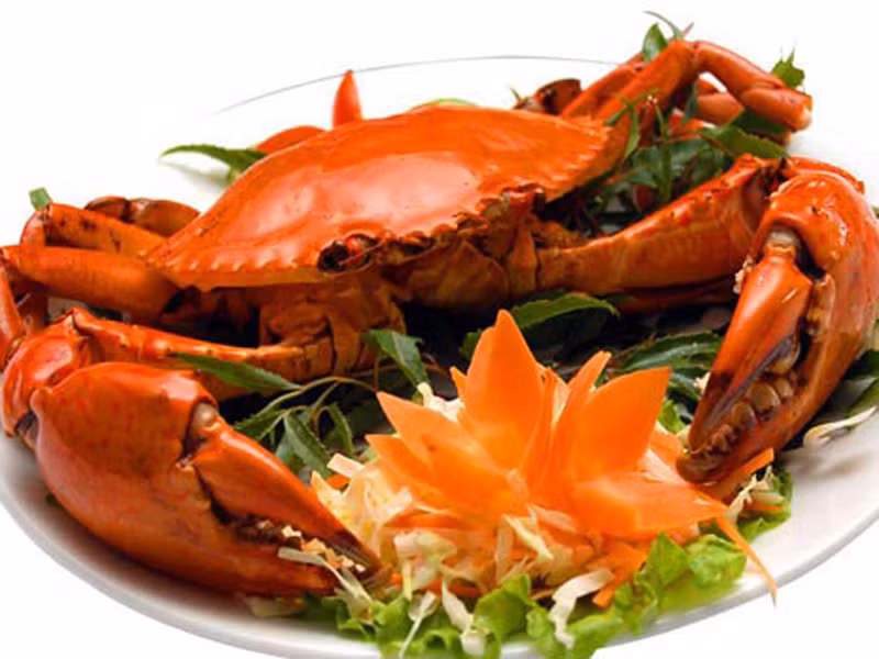 Cá và các loại hải sản. Protein trong cá để qua đêm thường có xu hướng thay đổi. Khi đi vào cơ thể, những chất này rất có hại cho gan và thận.
