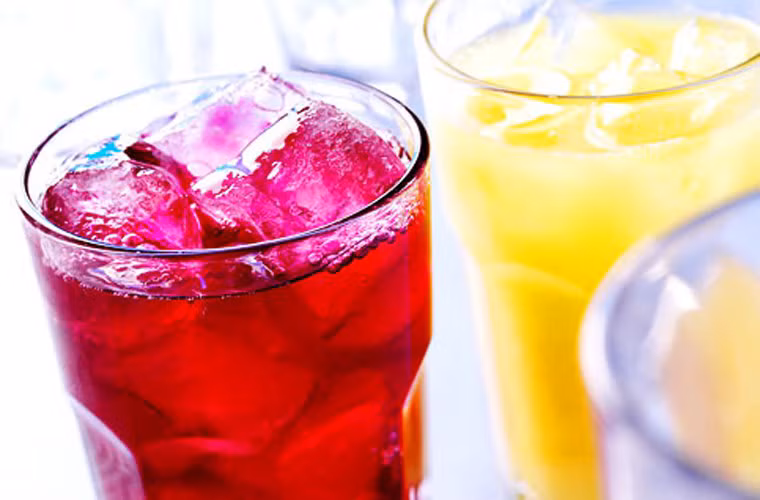 Soda. Nghiên cứu chỉ ra rằng soda chứa nhiều đường, chất tạo màu, thực phẩm phái sinh như 4 – methylimidazole (4 – MI) khiến các “mầm mống” ung thư trong cơ thể được nuôi dưỡng và phát triển.