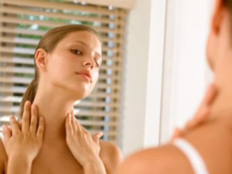 Bên cạnh đó, bạn có thể tự kiểm tra dấu hiệu bất thường bằng tay. Tuyến giáp khá mềm, mỏng và khó nhìn bằng mắt thường. Tuy nhiên, nếu kiểm tra thấy khối sưng tấy không đau thì cần cảnh giác với ung thư tuyến giáp trạng. Để chắc chắn, hãy thông báo với bác sĩ để tìm hướng xử lý phù hợp.