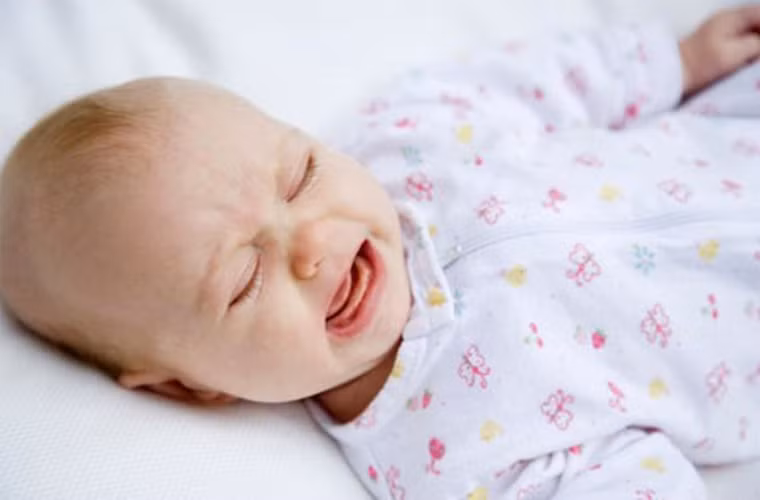 Đau. Tùy từng loại ung thư khác nhau mà cảm giác đau xuất hiện ở từng bộ phận. Những bé biết nói, có khả năng cảm nhận sẽ giúp bạn phát hiện dễ dàng. Trường hợp bé còn nhỏ, chưa biết nói thì bạn cần lưu ý đến những biểu hiện bất thường của con mình.