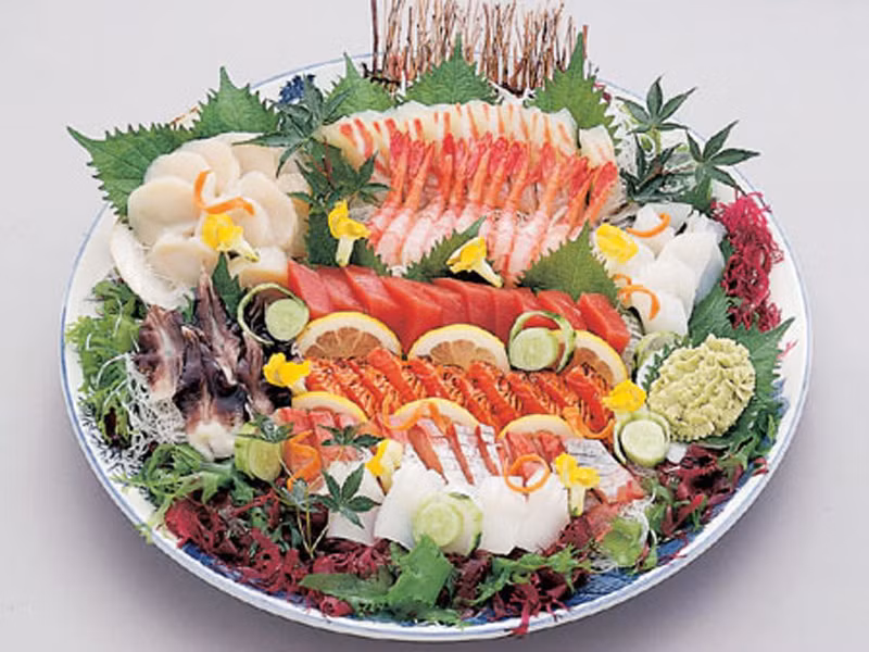 Thức ăn quá nhiều. Chỉ nên đặt một lượng thức ăn vừa phải vào chảo mà thôi. Ở đó, thực phẩm sẽ có cơ hội chín đều và ngấm đều gia vị.