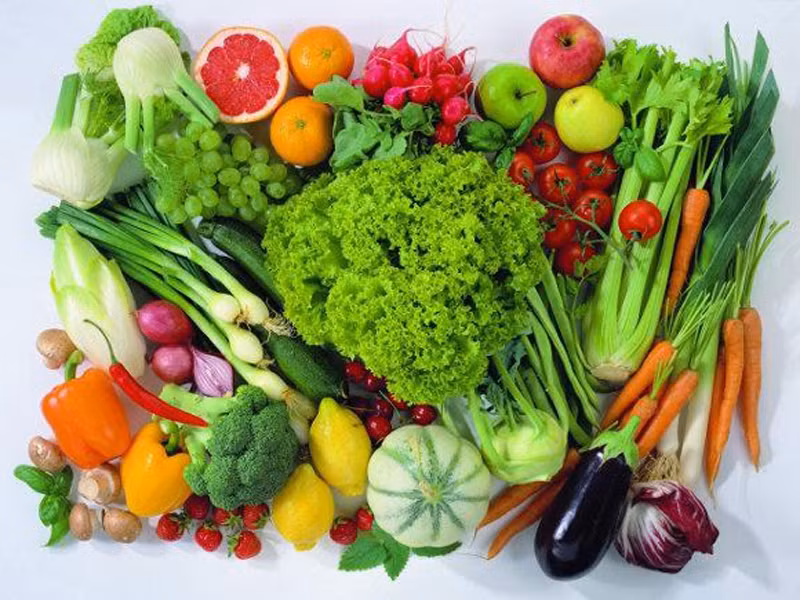  Tăng cường rau xanh, trái cây. Rau xanh và trái cây cung cấp nguồn dinh dưỡng dồi dào, có lợi cho sức khỏe và nỗ lực ngừa ung thư. Bên cạnh đó, bạn cũng nên hạn chế ăn nhiều thịt đỏ, đặc biệt là chất béo.