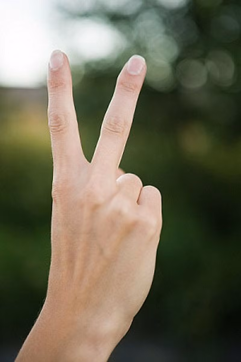 Dùng ngón trỏ và ngón giữa đưa sâu vào âm đạo. Nhằm giữ vệ sinh; không gây đau rát trong lúc tự kiểm tra, bạn nên rửa sạch tay, sử dụng găng tay y tế và nhờ đến sự hỗ trợ của chất bôi trơn.