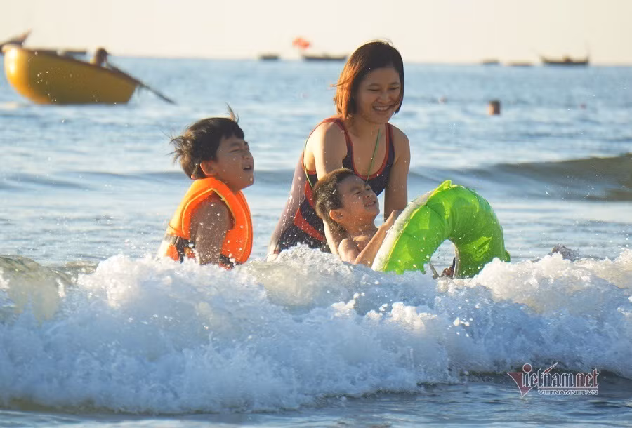 Các bãi tắm được bố trí lực lượng cứu hộ để hướng dẫn người dân không ra khu vực nguy hiểm.