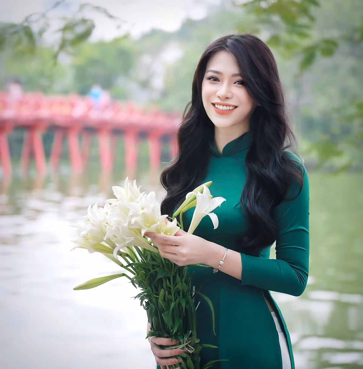 Mới đây, Hà Thu quyết định ghi danh vào cuộc thi Miss World Việt Nam 2023. Nữ sinh nói: “Em từng là cô gái luôn tự ti về bản thân khi so sánh thành công của người khác với thất bại của mình. Sau tất cả, tuổi 22 giúp em nhận ra, hành trình đi tìm bản ngã của mỗi người chưa bao giờ là con đường trải đầy hoa. Vấp ngã là điều không thể tránh khỏi, nhưng thất bại không nên là lý do khiến ta ngừng bước. Em sẵn sàng bước vào cuộc thi với tinh thần học hỏi, thay đổi bản thân ngày càng tốt hơn".