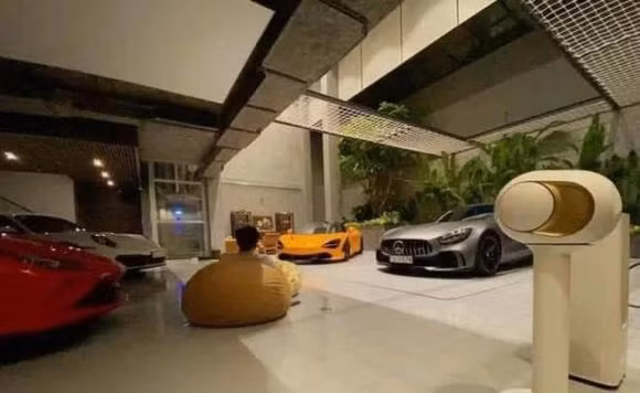 Sau đó, Suchin - con gái của cả 2 đã chính thức chào đời vào tháng 8/2020. Dù mới hơn 1 tuổi nhưng cô bé được xem là nhóc tì quyền lực của cả gia đình khi được ba Cường - mẹ Trang cùng anh cả Subeo hết mực cưng chiều. Bên cạnh cuộc sống viên mãn, khối tài sản khủng của Cường Đô La cũng là thứ khiến nhiều người phải trầm trồ.