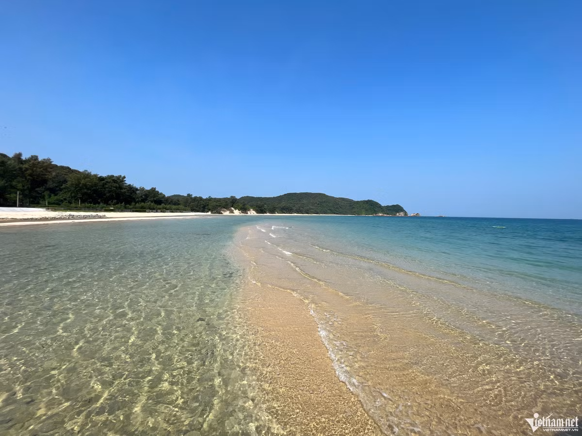  Thanh Lân - Viên ngọc xanh biếc yên bình: Xã đảo Thanh Lân nằm ở phía Đông huyện đảo Cô Tô, cách trung tâm huyện đảo Cô Tô 4 km đường biển, cách cảng Cái Rồng (Vân Đồn) khoảng 40 km. Từ cảng Cái Rồng, du khách có thể đi thẳng tàu cao tốc tới Thanh Lân với thời gian 1,5 tiếng.