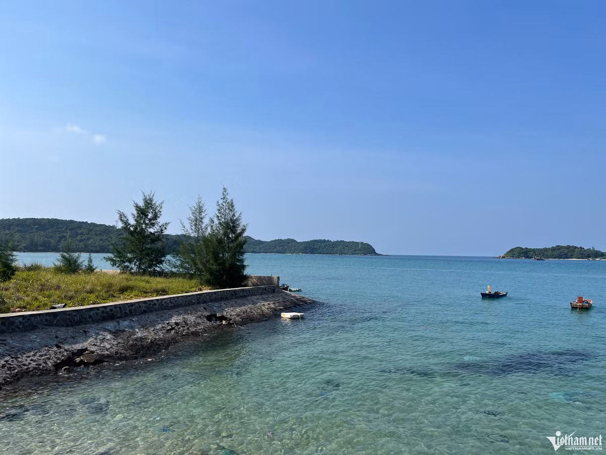 Đảo Thanh Lân có diện tích khoảng 27km2, rừng tự nhiên che phủ hơn 70%. Dù không quá rộng, nhưng hòn đảo xinh đẹp có nguồn tài nguyên rất phong phú, đa dạng, tạo nên rất nhiều hoạt động cho du khách ghé đến.
