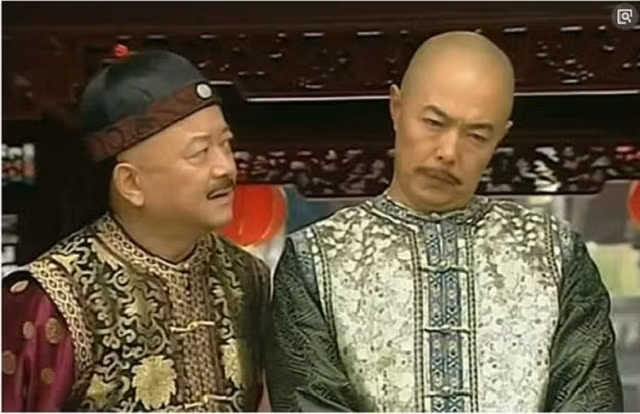 Bỏ cát vào cháo cứu trợ, sao Hòa Thân lại được khen? - Hình 2 Bo cat vao chao cuu tro, sao Hoa Than lai duoc khen?-Hinh-2