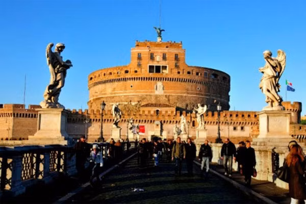 7. Lăng Castel Sant'Angelo ở Rome, Ý: Lăng mộ của Hadrian, thường được biết đến với tên gọi là Castel Sant'Angelo, là một tòa nhà hình trụ cao chót vót, ban đầu được xây dựng là nơi an nghỉ của hoàng đế La Mã Hadrian và gia đình của ông. Một năm sau khi mất vào năm 138, tro cốt của hoàng đế Hadrian và hoàng hậu Sabina cùng người con trai nuôi được đặt tại đây.