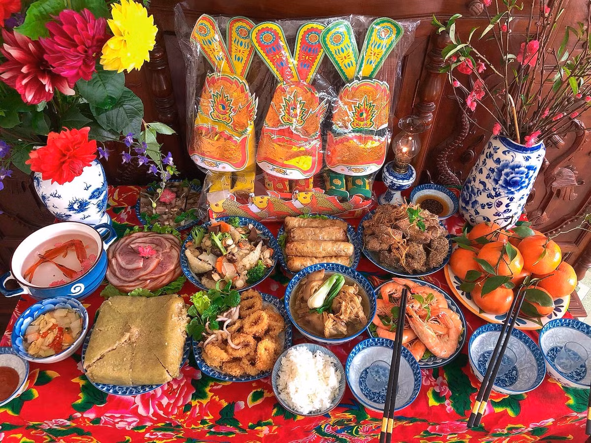  Thông thường các gia đình cần chuẩn bị những lễ vật như sau, mọi người có thể tham khảo: Một bình bông, đĩa trái cây ngũ quả (thanh long, mãng cầu, trái dừa, đu đủ, xoài). Ba chén chè trôi nước, ba đĩa mứt, ba đĩa trà khô, nhang, đèn, rượu, kẹo, cốm, bánh. Giấy cúng gồm tiền, vàng, bộ đồ, con ngựa… 