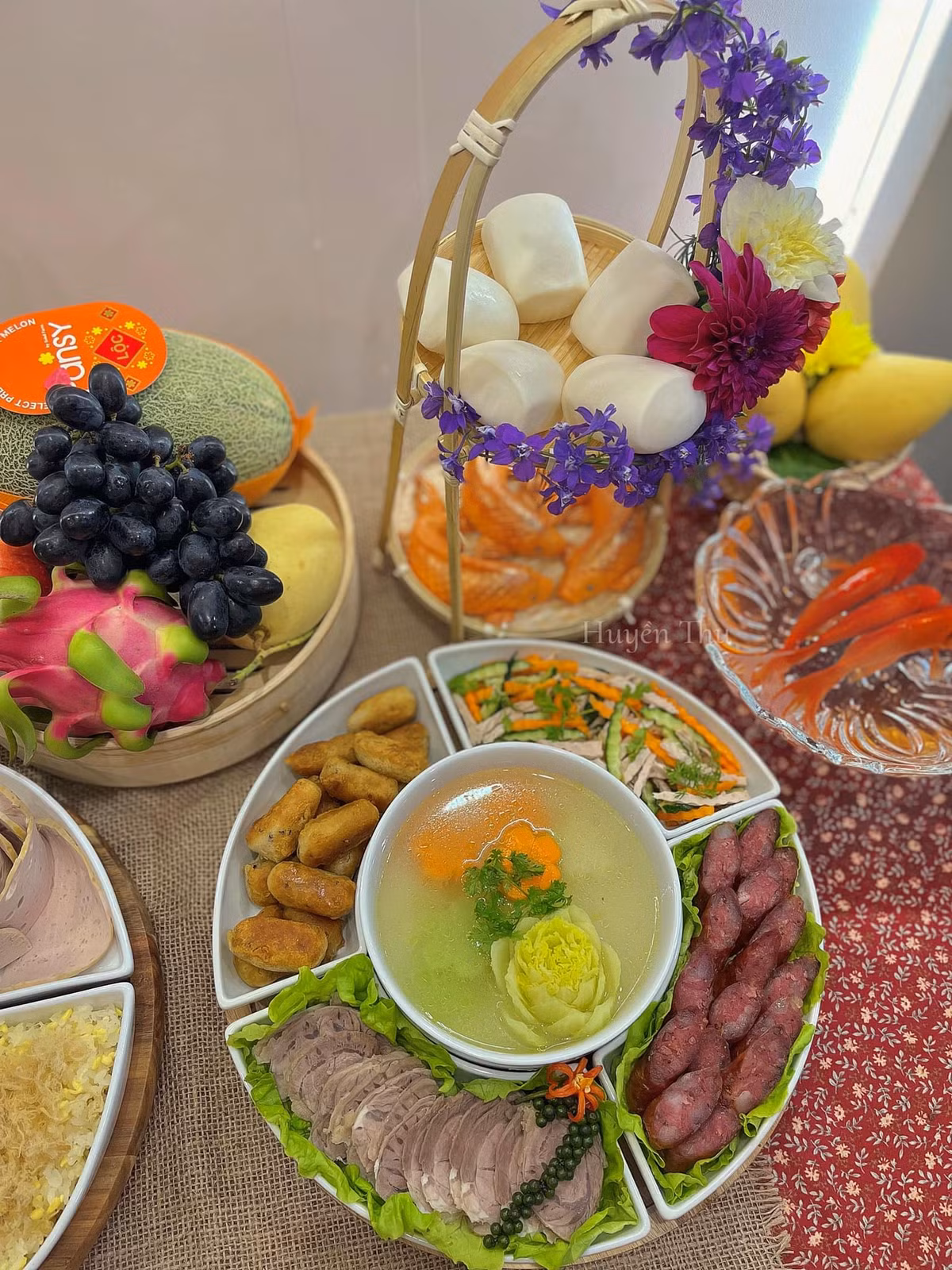 Đặc biệt ngày 30 Tết phải làm lễ rước ông Táo về ngự ở gia đình để cầu xin ngài phù hộ cho đất nước được thanh bình, nhân dân an lạc. Tất cả dân chúng đều cơm no áo ấm. Mọi người đều sống thoải mái qua đầu năm cho đến những cuối năm...