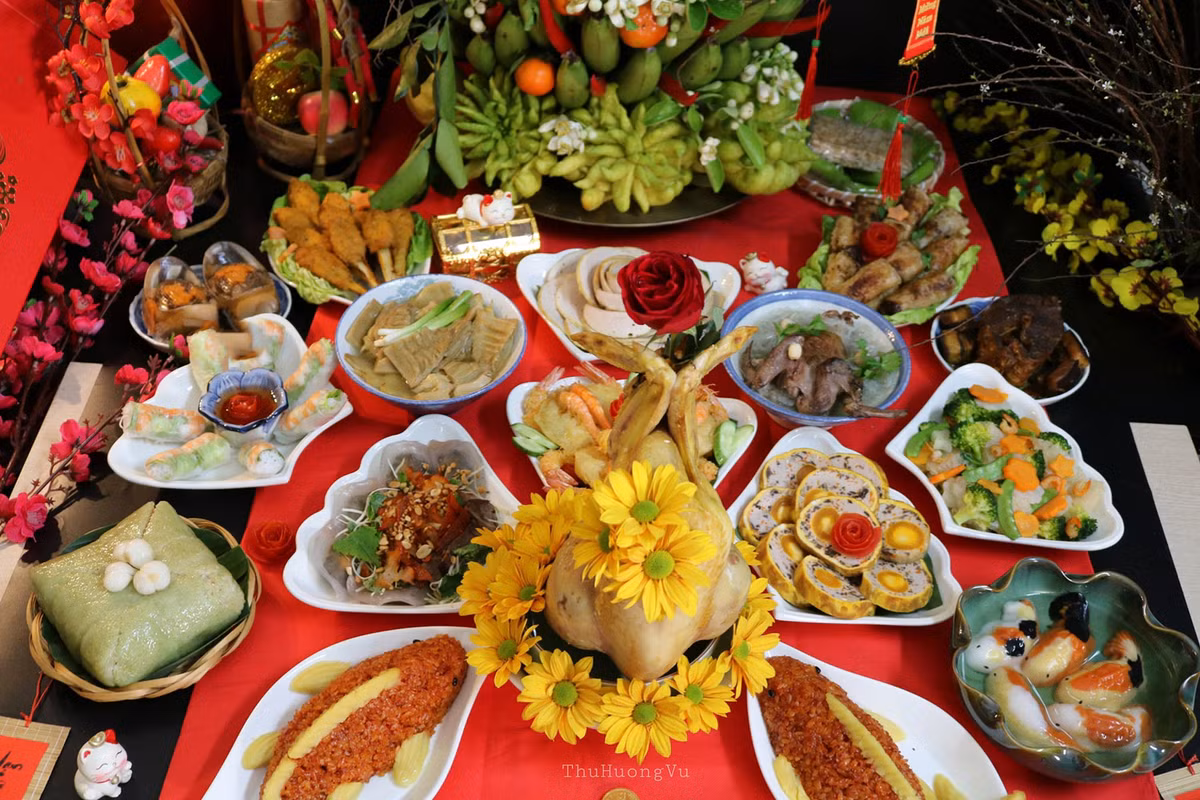 Ngoài ra cũng tùy mỗi gia đình có thể cúng mâm cơm thường dùng hằng ngày gồm: Cơm, canh, cá, rau, củ kiệu, đĩa thịt luộc hoặc gà luộc, mắm, đĩa bánh chưng hay bánh tét... để dâng cúng. Gia đình có thể chuẩn bị mâm cỗ cúng chay chỉ gồm: 1 mâm ngũ quả, 3 bát chè, 1 đĩa xôi, hoa tươi, nước, nến đỏ…