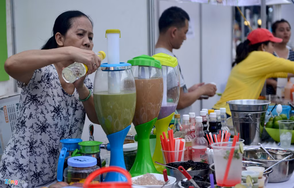 Các quầy đồ uống khá phong phú và giá cả khá mềm. Trước đó, ông Trần Thế Thuận, Chủ tịch UBND quận 1, TP.HCM, có chuyến kiểm tra, khảo sát vị trí dự kiến tổ chức đề án Phố hàng rong - Chợ phiên cuối tuần tại đây.Theo đề án,khu vực Công viên Bạch Đằng có thể được tổ chức thành nơi tập trung kinh doanh của người dân sau khi tái lập trật tự lòng lề đường, vỉa hè.