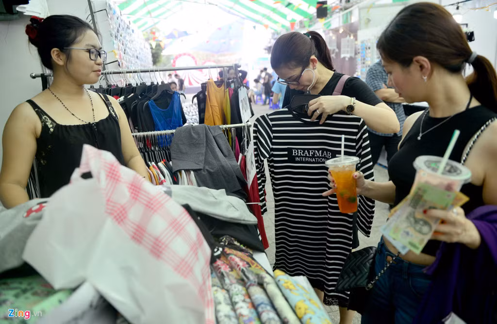 Các mặt hàng thời trang tại khu chợ này khá phong phú về mẫu mã và giá cả, phù hợp với đa số khách hàng bình dân.