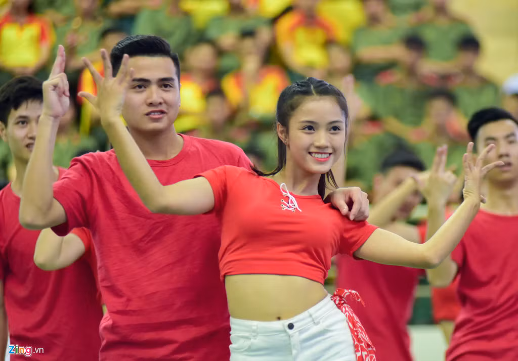 Tạm rời khỏi bộ quân phục, tại đây, các nữ chiến sĩ công an tương lai diện quần áo biểu diễn thể hiện khả năng vũ đạo khỏe khoắn.