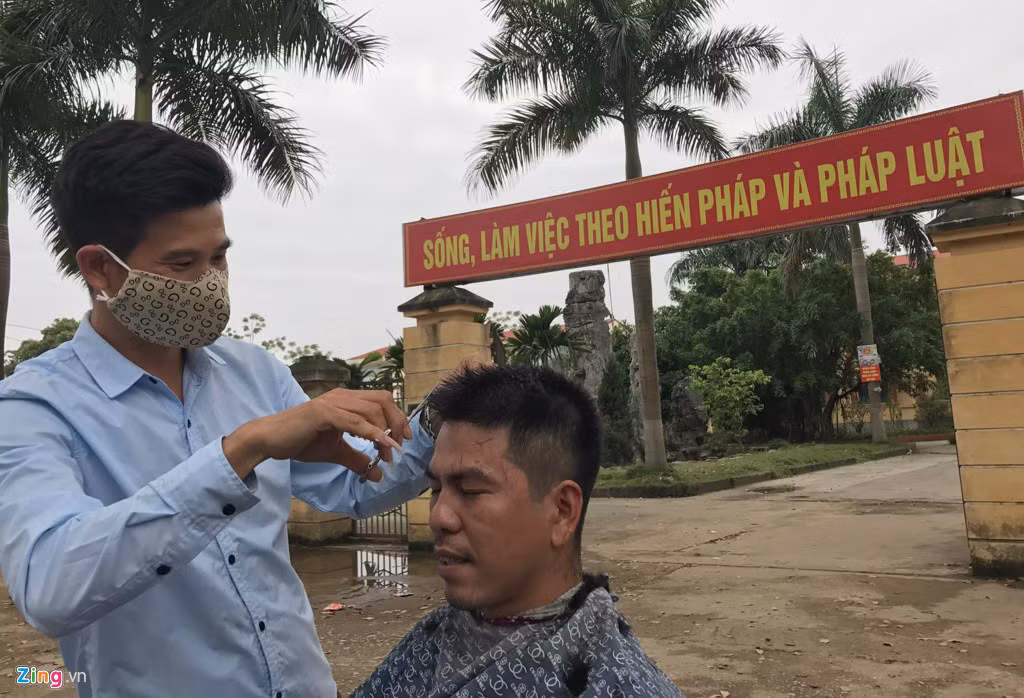 Hiệu cắt tóc của anh Cảnh bắt đầu nhận khách trở lại sau mấy ngày tạm dọn hàng.
