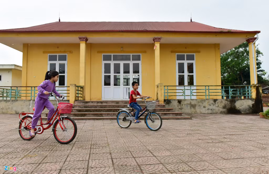 Nhà văn hoá thôn Hoành, nơi giữ những cán bộ, cảnh sát cơ động, giờ đã thành địa điểm vui chơi cho trẻ em. Xung quanh được quét dọn sạch sẽ.