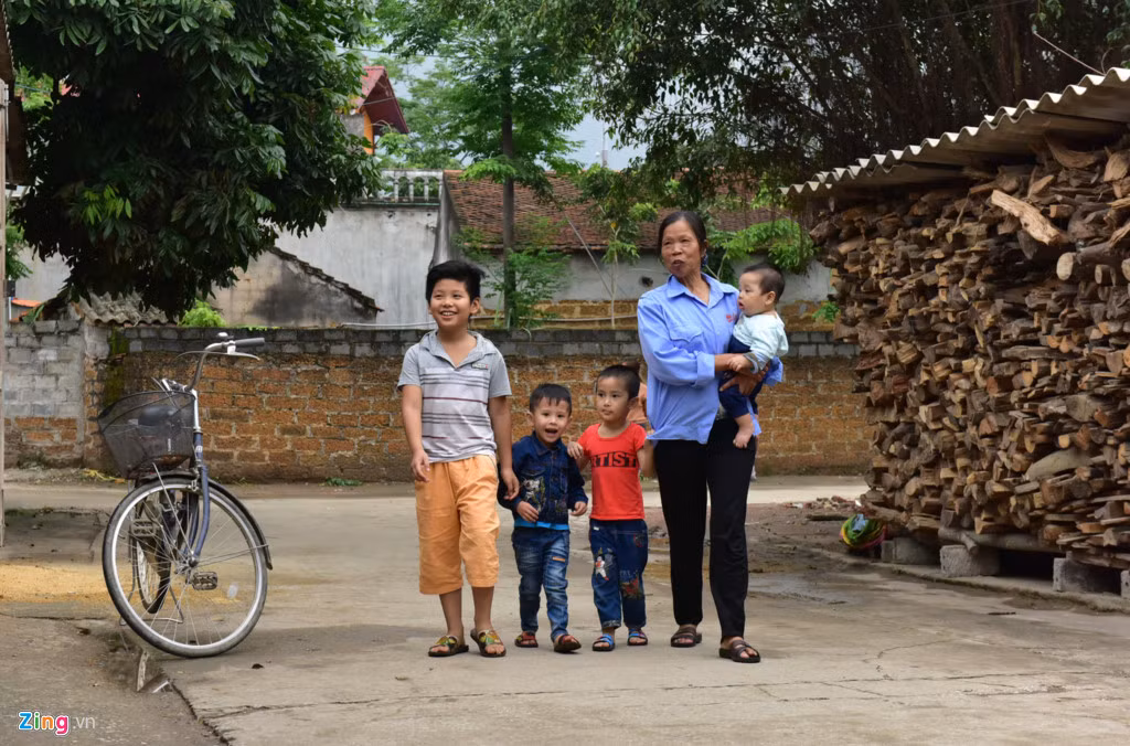 Sáng 23/4, các chướng ngại vật trên đường làng đã được dọn hết. Người dân thoải mái đi lại trong buổi sáng chủ nhật yên tĩnh.