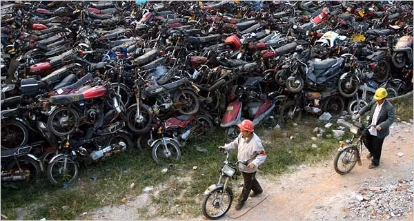  Quy định về hạn sử dụng xe máy. Cùng với hạn chế cấp phép cho xe máy, Quảng Châu còn đưa ra quy định về hạn sử dụng xe máy. Cụ thể, từ 2002, tất cả xe máy hoạt động trên 15 năm sẽ bị tịch thu. Sang 2003, xe máy chỉ được phép sử dụng tối đa 10 năm sau lần đăng ký đầu tiên. Các xe máy bị tịch thu đều được đền bù. Ảnh: The New York Times
