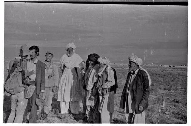 Những cụ ông mặc trang phục truyền thống Afghanistan. Ảnh: Nikolai Prokopchuk.