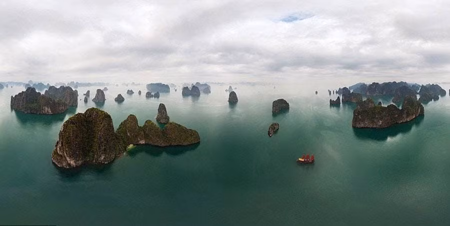 Vịnh Hạ Long nằm ở tỉnh Quảng Ninh, gồm 1.969 hòn đảo lớn nhỏ nổi trên mặt biển xanh tạo nên cảnh quan kỳ vĩ. Đây là địa danh du lịch nổi tiếng của Việt Nam, thu hút rất đông du khách trong nước và quốc tế, từng nhiều lần được tổ chức UNESCO công nhận là di sản thiên nhiên thế giới. Ảnh: Caters News Agency.