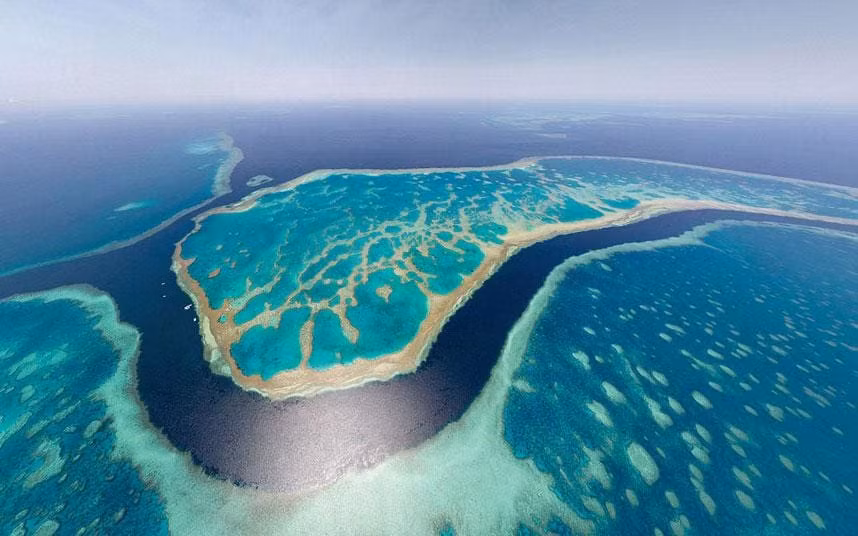 Great Barrier (Queensland, Australia) là rạn san hô lớn nhất thế giới với chiều dài 2.600 km, diện tích khoảng 344.400 km2. Great Barrier được công nhận là Di sản thiên nhiên thế giới năm 1981. Đây là nơi sinh sống của 30 loài cá voi, cá heo, 6 loài rùa biển, 200 loài chim, 1.500 loài cá, 5000 loài động vật thân mềm và hàng nghìn loài sinh vật khác. Ảnh: Caters News Agency.