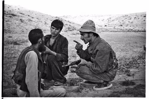 Binh sĩ Afghanistan thẩm vấn một người tình nghi ủng hộ quân nổi dậy. Ảnh: Nikolai Prokopchuk.