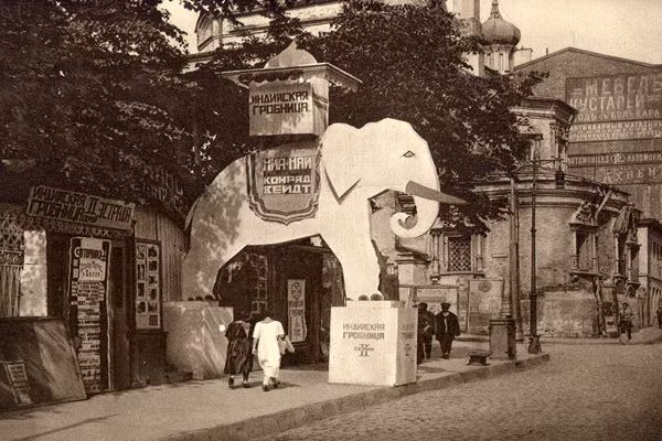 Mô hình quảng cáo cho bộ phim Ngôi mộ Ấn Độ của một rạp phim ở Moscow. Ảnh: Englishrussia.