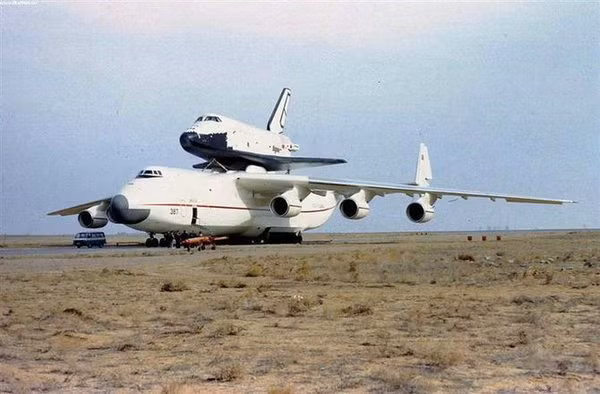 Sau chuyến bay đầu tiên, dự án Buran bị đình trệ vì thiếu ngân sách và tình hình chính trị ở Liên Xô. Hai chiếc tàu vũ trụ sau, dự kiến hoàn thành năm 1990 và 1992 không bao giờ hoàn thành. Ảnh: Englishrussia.com