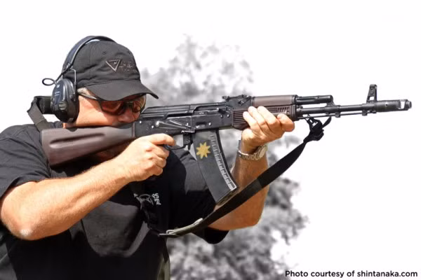 Hiện tại, do Mỹ đã cấm vận kinh tế Nga nên AK-47 không còn được nhập khẩu vào Mỹ để bán trên thị trường súng của quốc gia này, tuy nhiên đổi lại, nhiều công ty Mỹ vẫn đang ngày đêm sản xuất AK-47 vì đây cũng là một loại vũ khí rất được người dân Mỹ ưa chuộng. Nguồn ảnh: Shintanaka.