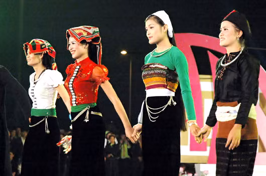 Từ trước tới nay, trang phục của người dân tộc Thái có lẽ được ca ngợi nhiều nhất bởi sự đơn giản, duyên dáng và tinh tế, thanh lịch. Một bộ trang phục truyền thống phụ nữ Thái gồm: áo ngắn, áo dài, váy, thắt lưng, khăn piêu, nón, xà cạp, các loại hoa tai, vòng cổ, vòng tay và xà tích. Khăn Piêu là vật dụng không thể thiếu của các cô gái Thái mỗi khi đi ra đường hay trong các dịp hội hè. Chiếc khăn piêu được các cô gái Thái thêu thùa rất cầu kì, thể hiện sự khéo léo của chủ nhân.