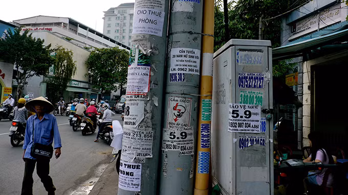 Tủ điện, cột điện trên đường Đào Duy Anh, P.9, Q.Phú Nhuận dán đầy rao vặt, quảng cáo.
