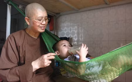 Như vậy, việc ni sư Đàm Lan nói rằng bé Cù Nguyên Công không có tên trong danh sách nhà chùa là hoàn toàn vô lý, bởi chính bà đã hướng dẫn người mẹ trẻ tên H. gặp Trang để làm thủ tục nhập chùa cho cháu.