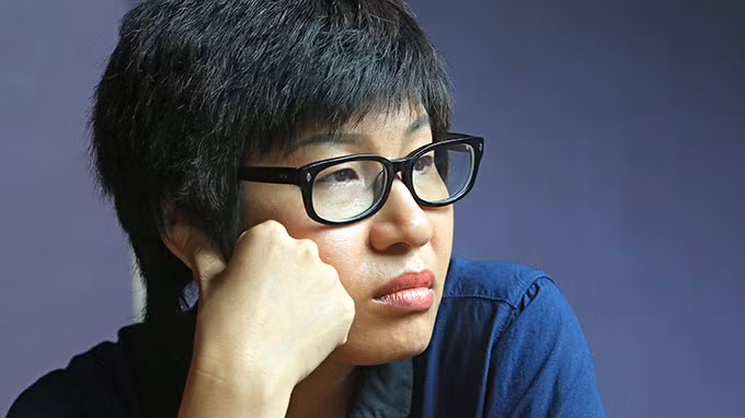 Nhà báo Thu Trang năm nay 36 tuổi. Sau khi vụ mua bán bé Cù Nguyên Công tại chùa Bồ Đề được phanh phui, điều cô lo lắng hơn cả là liệu còn có những số phận nào khác như bé Công: bị mẹ bỏ rơi, bị bán rồi bị chết khi chưa đầy một năm tuổi? Và sự thật dù đã được phơi bày bước đầu, nhưng vẫn còn dang dở con đường đi tìm của Thu Trang.