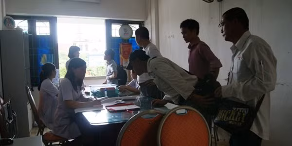 Lao động Trung Quốc đang khám sức khỏe tại Bệnh viện đa khoa tỉnh Hà Tĩnh.