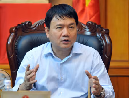 8. Bộ trưởng Thăng lại đòi cách chức 3 giám đốc. Tại buổi làm việc với Bộ trưởng về phương án đảm bảo an toàn, nâng cao chất lượng dịch vụ hàng không, giảm chậm huỷ chuyến bay sáng 4/8, Bộ trưởng GTVT Đinh La Thăng đã bác ý kiến của giám đốc các cảng vụ kêu còn nhiều khó khăn trong giám sát chất lượng dịch vụ. "Bảo không có trụ sở, thiếu người hay vì cái nọ, vì cái kia nên chưa làm tốt là không chấp nhận được”, ông Thăng nói.