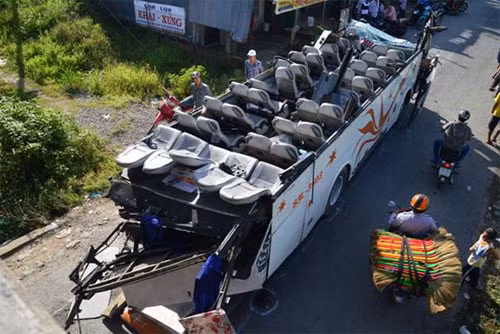 Nguyên nhân do tài xế không quen đường, không phát hiện phía trước có cầu vượt trên tuyến đường này nên đã không xử lý kịp tình huống. Vụ tai nạn làm tất cả phần mui xe bị hất tung, 26 hành khách bị thương, trong đó có 3 người bị thương rất nặng