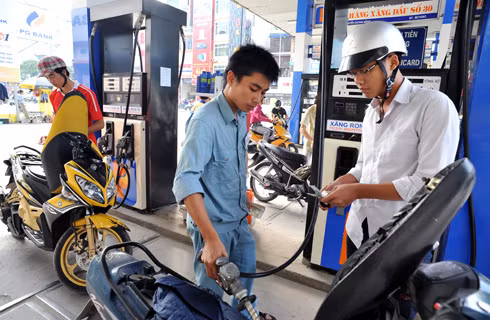 10. Giá xăng giảm lần thứ 3 liên tiếp trong tháng 8. Ngày 29/8, Tập đoàn Xăng dầu Việt Nam công bố giảm 470 đồng đối với mỗi lít xăng RON 92 bán ra trong hệ thống từ 12h. Giá bán lẻ đối với mặt hàng này, theo đó giảm về 23.740 đồng/lít. Dầu diesel 0,05S và dầu hỏa cũng được công bố giảm 160-180 đồng, về lần lượt 21.930 và 22.070 đồng/lít. Đây là lần giảm thứ 3 liên tiếp của giá xăng dầu trong tháng 8.