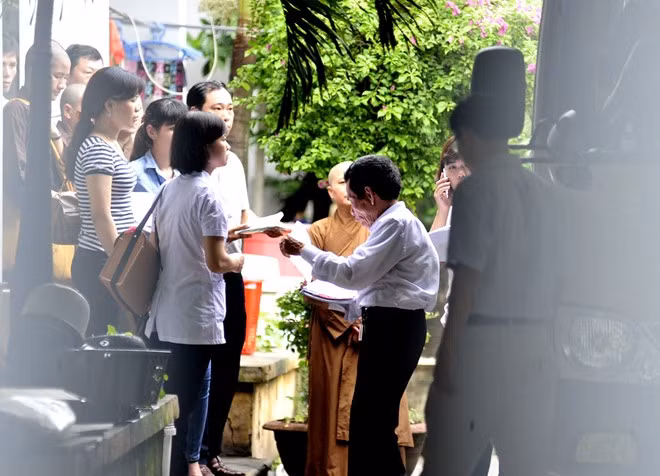 1. Chuyển trẻ em và người già ở chùa Bồ Đề đi nơi khác. Sáng 22/8, 3 chiếc ôtô lăn bánh khỏi chùa Bồ Đề, đưa 17 trẻ nhỏ và 13 cụ già về các trung tâm bảo trợ xã hội của Hà Nội. Trong đợt di chuyển đầu tiên này, 13 cụ già không nơi nương tựa sẽ được đưa đến Trung tâm Bảo trợ xã hội số 3 (Ba Vì). 17 trẻ nhỏ được đưa đến Trung tâm nuôi dưỡng người già và trẻ tàn tật Thụy An - Ba Vì. Các cháu bé còn lại sẽ được lần lượt di chuyển lên các Trung tâm bảo trợ khác của thành phố.