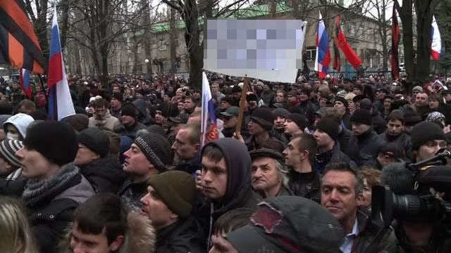 Khoảng 4.000 người tham gia sự kiện này liên tục hô vang khẩu hiệu "Donetsk, Crimea, Nga".